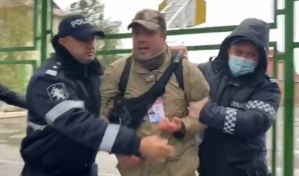 Altercațiile din fața CC: Mihail Amerberg a împroșcat cu gaze lacrimogene și a lovit cu buzduganul